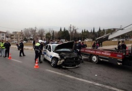 Kaza yerine giden trafik polisleri kaza yaptı
