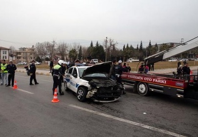 Kaza yerine giden trafik polisleri kaza yaptı