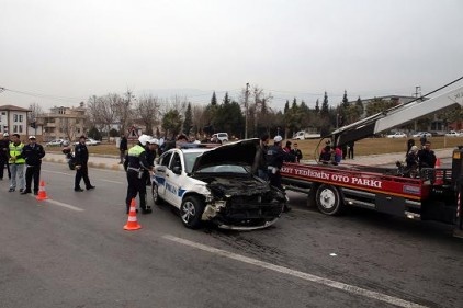 Kaza yerine giden trafik polisleri kaza yaptı