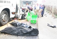 Yolcu otobüsü tıra arkadan çarptı: 3 ölü, 41 yaralı