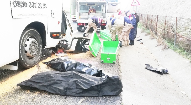 Yolcu otobüsü tıra arkadan çarptı: 3 ölü, 41 yaralı
