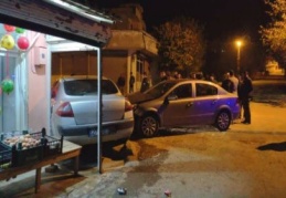 Kazada savrulan otomobil bakkal duvarına çarptı