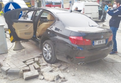 Kazada sürücü yaralanırken tartıştığı iki şahıs kaçtı