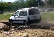 Kazadaki araçla arkasına bile bakmadan kaçtı 