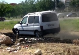 Kazadaki araçla arkasına bile bakmadan kaçtı 