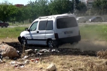 Kazadaki araçla arkasına bile bakmadan kaçtı 