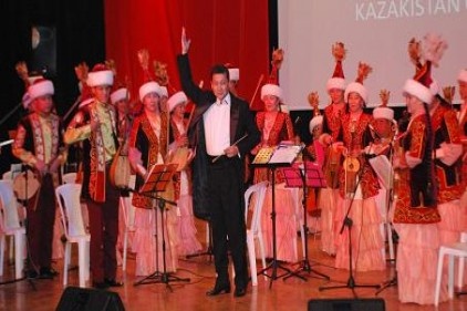 Kazak Halk Çalgıları Orkestrası konser verdi