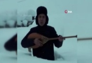 Kazakistan'da karda mahsur kalan ozandan dombıralı yardım çağrısı