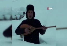 Kazakistan'da karda mahsur kalan ozandan dombıralı yardım çağrısı