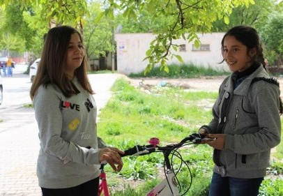 Kazandığı bisikleti hediye etti