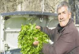 Kazayağı satarak ailesinin geçimini sağlıyor