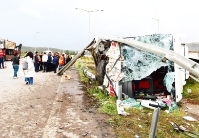 Kazayı yara almadan atlatan yolcular başka otobüse bindirildi