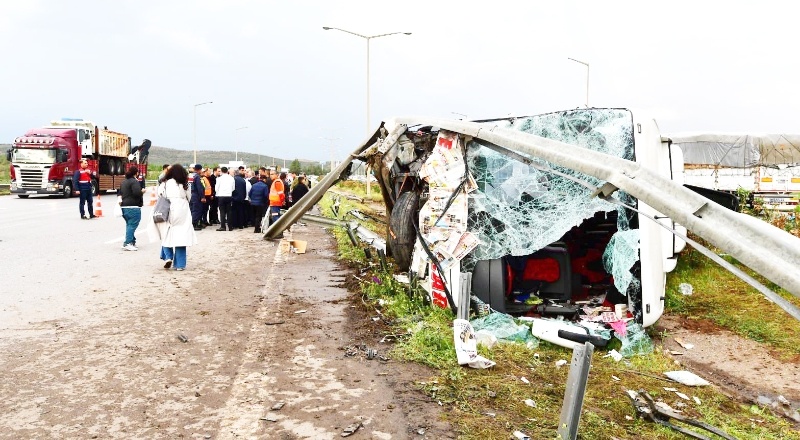 Kazayı yara almadan atlatan yolcular başka otobüse bindirildi