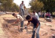 Kazıda mahkumlar çalışıyor