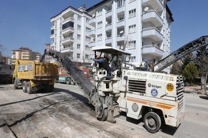 Kazılan asfaltlar geri dönüşümde değerlendiriliyor