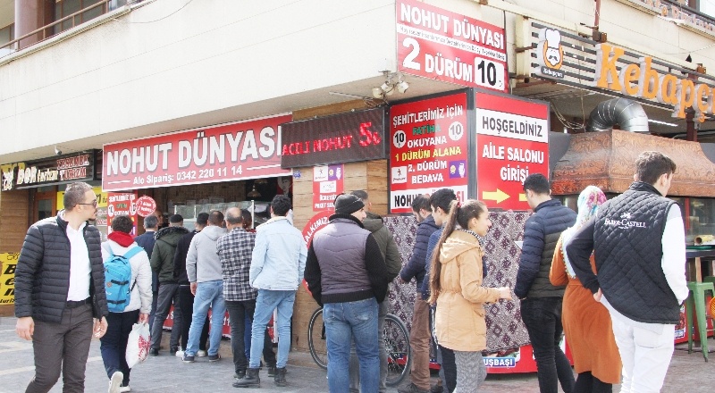Kebap kenti Gaziantep’te nohut dürümü kuyruğu
