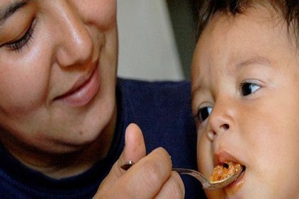 Kendi elleriyle yemek, bebeği obeziteden koruyor