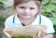 Kendi ürettikleri sebze ve meyveleri topladılar 