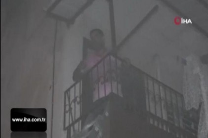 Kendini, eski eşini ve oğlunu eve kilitleyip iki katlı binayı ateşe verdi