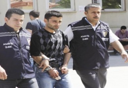 Kendisinden ayrılmak istemeyen genç kızı öldürdü