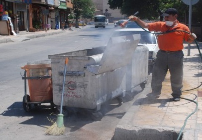 Kene ve haşere ilaçlaması yapılıyor