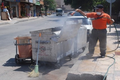 Kene ve haşere ilaçlaması yapılıyor