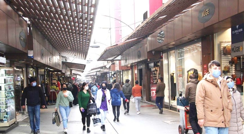 Kent merkezinde yine mahşeri kalabalıklar vardı