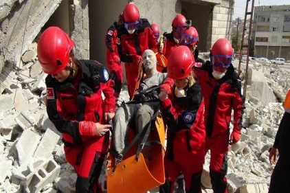 Kentsel dönüşüm için yıkılan binada mankenli tatbikat