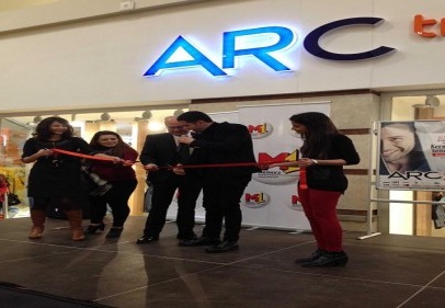 Keremcem hayranlarına imza verdi