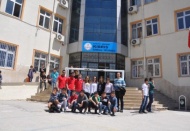 Kıbrıs Ortaokulu’na iki adet kale direği hediye ettiler