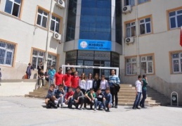Kıbrıs Ortaokulu’na iki adet kale direği hediye ettiler
