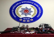 Kilis ve Gaziantep'te pompalı tüfek tabanca ve uyuşturucu ele geçirildi