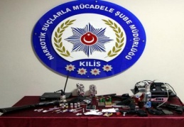 Kilis ve Gaziantep'te pompalı tüfek tabanca ve uyuşturucu ele geçirildi