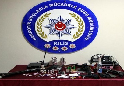 Kilis ve Gaziantep'te pompalı tüfek tabanca ve uyuşturucu ele geçirildi
