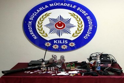 Kilis ve Gaziantep&#039;te pompalı tüfek tabanca ve uyuşturucu ele geçirildi