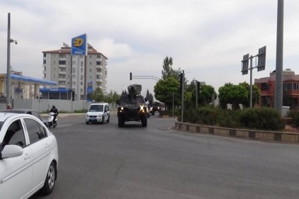 Kilis&#8217;e zırhlı araç ve askeri sevkiyat sürüyor