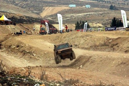 Kilis&#8217;te düzenlenen 2. Off-Road yarışlarında takla atan ve devrilen araçlar nefesleri kesti