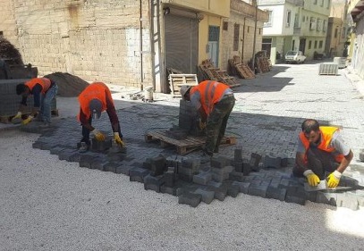 Kilit taşı döşeniyor