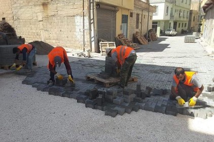 Kilit taşı döşeniyor