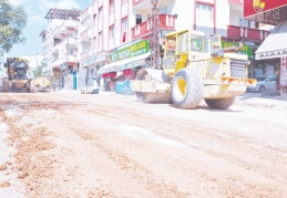 Kilit taşları sökülüp asfalt dökülüyor