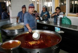 Kilometrelerce öteden iftar yemeği almaya geliyorlar