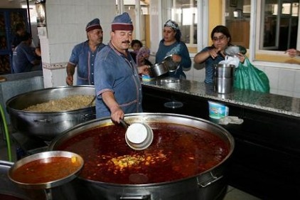 Kilometrelerce öteden iftar yemeği almaya geliyorlar