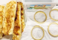 Kimi çaydanlık içine, kimi böreklere saklıyor