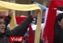 Kimsesiz çocuklar için 6 bin atkı ve bere ördüler