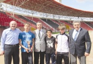 Kimsesiz çocuklara eskrim ve okçuluk dersi veriyorlar