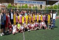 Kimsesiz çocuklarla maç yaptılar