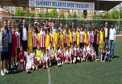 Kimsesiz çocuklarla maç yaptılar 