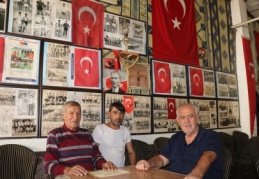 Kıraathanesini kariyer müzesi yaptı 
