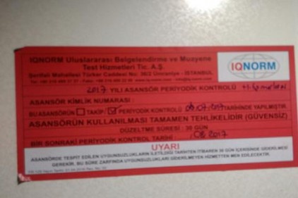Kırmızı etiketli asansörler kullanılmaya devam ediliyor