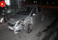 Kırmızı ışık ihlali yapan alkollü sürücü polis aracına çarptı: 3 yaralı